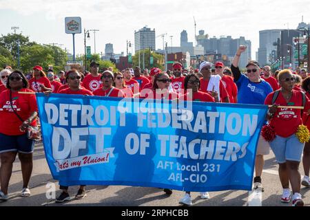 Detroit, Michigan, USA. 4 settembre 2023. I membri della Detroit Federation of Teachers si uniscono alla parata del Labor Day di Detroit. L'unione degli insegnanti ha recentemente raggiunto un contratto con le scuole pubbliche di Detroit. Crediti: Jim West/Alamy Live News Foto Stock