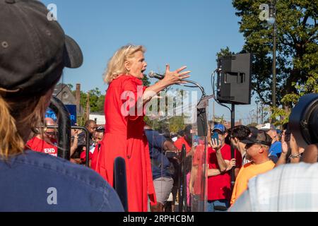 Detroit, Michigan, USA. 4 settembre 2023. La deputata Debbie Dingell (D-Mich) parla a una manifestazione dopo la parata del Labor Day di Detroit. Crediti: Jim West/Alamy Live News Foto Stock