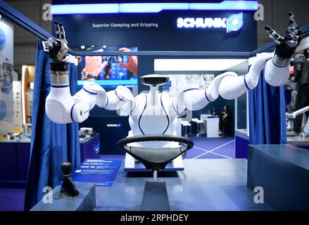 191106 -- PECHINO, 6 novembre 2019 -- la foto scattata il 5 novembre 2019 mostra un robot di servizio presso lo stand di Schunk nell'area espositiva Equipment durante il secondo China International Import Expo CIIE a Shanghai, nella Cina orientale. Il secondo CIIE è iniziato martedì al National Exhibition and Convention Center di Shanghai. XINHUA FOTO DEL GIORNO WangxPeng PUBLICATIONxNOTxINxCHN Foto Stock