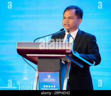 191106 -- SHANGHAI, 6 novembre 2019 Xinhua -- Peou Yang, segretario generale della Royal Academy of Cambodia, affronta la conferenza consensuale per il secondo Forum economico internazionale di Hongqiao sullo sviluppo 70-year della Cina e la costruzione di una Comunità con un futuro condiviso per l'umanità a Shanghai, Cina orientale, 6 novembre 2019. Xinhua/ Shanghai CINA *** 191106 SHANGHAI, 6 novembre 2019 Xinhua Peou Yang, segretario generale della Royal Academy of Cambodia, affronta la conferenza consensuale per il secondo Forum economico internazionale di Hongqiao sullo sviluppo 70 anni della Cina e la costruzione di una comunità W Foto Stock