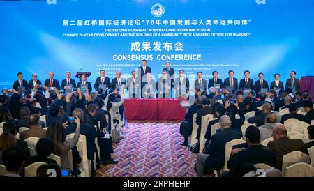 191106 -- SHANGHAI, 6 novembre 2019 Xinhua -- gli ospiti partecipano alla cerimonia di firma di un accordo sulla cooperazione tra i gruppi di riflessione asiatici durante la conferenza di consenso per il secondo Forum economico internazionale di Hongqiao sullo sviluppo della Cina per i 70 anni e la costruzione di una Comunità con un futuro condiviso per l'umanità a Shanghai, Cina orientale, il 6 novembre, 2019 Xinhua/ Shanghai CINA *** 191106 SHANGHAI, 6 novembre 2019 gli ospiti di Xinhua partecipano alla cerimonia di firma di un accordo sulla cooperazione tra i think tank asiatici durante la conferenza di consenso per la seconda Hongqiao International Economic Foto Stock