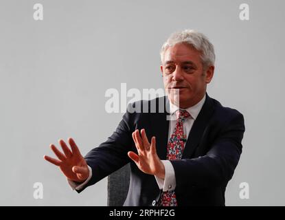 News Bilder des Tages 191107 -- LONDRA, 7 novembre 2019 -- gesti di John Bercow durante il briefing della Foreign Press Association FPA a Londra, in Gran Bretagna il 6 novembre 2019. Il deputato laburista Lindsay Hoyle è stato eletto lunedì per succedere a John Bercow come Speaker della camera dei comuni britannica, uno dei lavori chiave nella politica britannica. PORTRAITSBRITAIN-LONDON-JOHN BERCOW-FPA BRIEFING HANXYAN PUBLICATIONXNOTXINXCHN Foto Stock