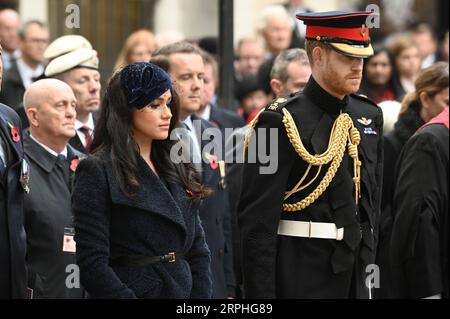 191107 -- LONDRA, 7 novembre 2019 Xinhua -- Gran Bretagna S Principe Harry, Duca di Sussex R, fronte, e sua moglie Meghan Markle L, fronte, Duchessa di Sussex, partecipare al 91 ° campo della memoria presso Westminster Abbey a Londra, Gran Bretagna, il 7 novembre 2019. Il campo della memoria si tiene nei terreni dell'abbazia dal 1928. Quest'anno, centinaia di piccole croci con petali di papavero sono state piantate nel campo della memoria per rendere omaggio ai militari britannici e alle donne che hanno perso la vita in conflitti. Foto di Ray Tang/Xinhua BRITAIN-LONDON-91ST FIELD OF REMEMBRANCE-WESTMINSTER ABBEY PUBLICATIO Foto Stock