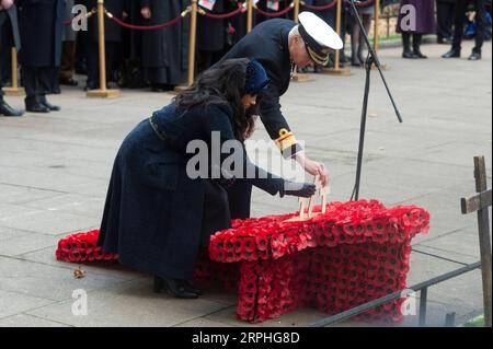 191107 -- LONDRA, 7 novembre 2019 Xinhua -- Meghan Markle L, Duchessa del Sussex, posa una croce di legno al 91° campo della memoria presso l'Abbazia di Westminster a Londra, in Gran Bretagna, il 7 novembre 2019. Il campo della memoria si tiene nei terreni dell'abbazia dal 1928. Quest'anno, centinaia di piccole croci con petali di papavero sono state piantate nel campo della memoria per rendere omaggio ai militari britannici e alle donne che hanno perso la vita in conflitti. Foto di Ray Tang/Xinhua BRITAIN-LONDON-91ST FIELD OF REMEMBRANCE-WESTMINSTER ABBEY PUBLICATIONxNOTxINxCHN Foto Stock