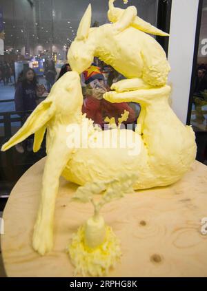 191107 -- TORONTO, 7 novembre 2019 -- Uno studente scatta una foto della scultura del burro Some Bunny Loves You durante il Concorso di scultura del burro della Royal Agricultural Winter Fair 2019 a Toronto, Canada, il 7 novembre 2019. Alcuni studenti d'arte di Toronto hanno preso parte al concorso annuale dal 1° al 6 novembre, trasformando 25 kg di burro in sculture a tema agricolo. Foto di /Xinhua CANADA-TORONTO-ROYAL AGRICULTURAL WINTER FAIR-BUTTER SCULPTURE ZouxZheng PUBLICATIONxNOTxINxCHN Foto Stock