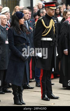 191107 -- LONDRA, 7 novembre 2019 Xinhua -- Gran Bretagna S Principe Harry, Duca di Sussex R, fronte, e sua moglie Meghan Markle L, fronte, Duchessa di Sussex, partecipare al 91 ° campo della memoria presso Westminster Abbey a Londra, Gran Bretagna, il 7 novembre 2019. Il campo della memoria si tiene nei terreni dell'abbazia dal 1928. Quest'anno, centinaia di piccole croci con petali di papavero sono state piantate nel campo della memoria per rendere omaggio ai militari britannici e alle donne che hanno perso la vita in conflitti. Foto di Ray Tang/Xinhua BRITAIN-LONDON-91ST FIELD OF REMEMBRANCE-WESTMINSTER ABBEY PUBLICATIO Foto Stock