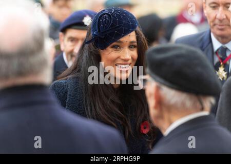 191107 -- LONDRA, 7 novembre 2019 Xinhua -- Meghan Markle C, Duchessa del Sussex, partecipa al 91° campo della memoria presso l'Abbazia di Westminster a Londra, in Gran Bretagna, il 7 novembre 2019. Il campo della memoria si tiene nei terreni dell'abbazia dal 1928. Quest'anno, centinaia di piccole croci con petali di papavero sono state piantate nel campo della memoria per rendere omaggio ai militari britannici e alle donne che hanno perso la vita in conflitti. Foto di Ray Tang/Xinhua BRITAIN-LONDON-91ST FIELD OF REMEMBRANCE-WESTMINSTER ABBEY PUBLICATIONxNOTxINxCHN Foto Stock