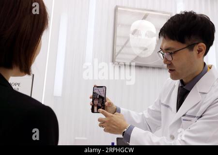 191107 -- SHANGHAI, 7 novembre 2019 -- Un tecnico introduce la tecnologia e il prodotto 3D personalizzati della maschera facciale allo stand di un'azienda cosmetica sudcoreana durante il secondo China International Import Expo CIIE a Shanghai, Cina orientale, 5 novembre 2019. CIIECHINA-SHANGHAI-CIIE-BEAUTY-PRODUCTS CN LIUXYING PUBLICATIONXNOTXINXCHN Foto Stock