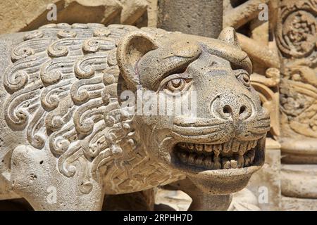 Un leone intagliato che fiancheggia le porte d'ingresso della piccola cappella romanica Jak all'interno del cortile del castello di Vajdahunyad a Budapest, Ungheria Foto Stock