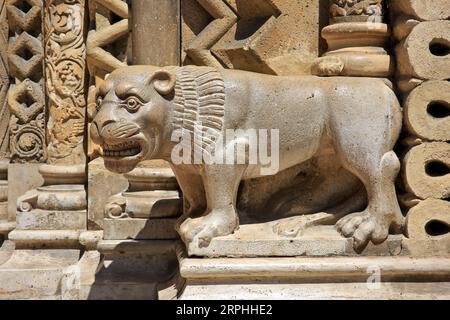 Un leone intagliato che fiancheggia le porte d'ingresso della piccola cappella romanica Jak all'interno del cortile del castello di Vajdahunyad a Budapest, Ungheria Foto Stock