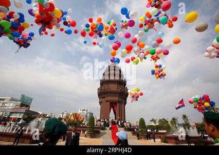 191110 -- PECHINO, 10 novembre 2019 -- i palloncini vengono rilasciati durante la celebrazione del giorno dell'indipendenza a Phnom Penh, Cambogia, 9 novembre 2019. La Cambogia ha commemorato il 66 ° anniversario dell'indipendenza dal dominio coloniale francese il sabato. Foto di /Xinhua XINHUA FOTO DEL GIORNO Sovannara PUBLICATIONxNOTxINxCHN Foto Stock