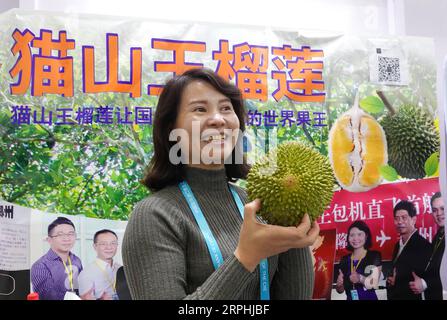 191110 -- SHANGHAI, 10 novembre 2019 -- Un membro dello staff mostra un durian dalla Malesia all'area espositiva Food and Agricultural Products durante il secondo China International Import Expo CIIE a Shanghai, Cina orientale, 9 novembre 2019. Xinhua titoli: Aprire il mercato per riversare dalla China Import expo CaixYang PUBLICATIONxNOTxINxCHN Foto Stock