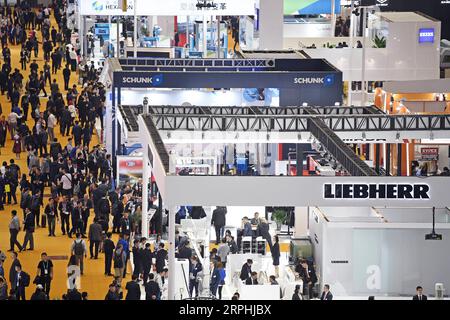 191110 -- SHANGHAI, 10 novembre 2019 -- le persone visitano l'area espositiva Equipment durante il secondo China International Import Expo CIIE a Shanghai, Cina orientale, 7 novembre 2019. Xinhua titoli: Aprire il mercato per riversare dalla China Import expo WangxPeng PUBLICATIONxNOTxINxCHN Foto Stock