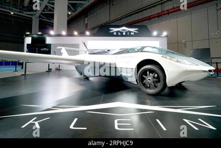 191110 -- SHANGHAI, 10 novembre 2019 -- foto scattata il 5 novembre 2019 mostra il prototipo sperimentale di Aircar nell'area espositiva dell'Automobile durante il secondo China International Import Expo CIIE a Shanghai, nella Cina orientale. Xinhua titoli: Aprire il mercato per riversare dalla Cina Import expo ChenxJianli PUBLICATIONxNOTxINxCHN Foto Stock