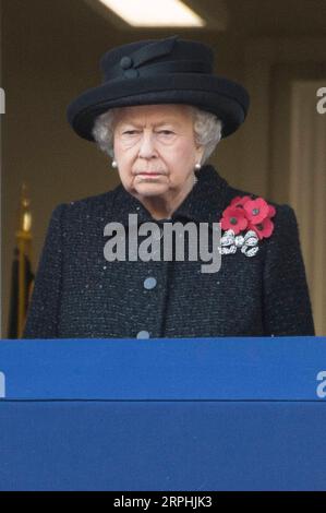 191110 -- LONDRA, 10 novembre 2019 Xinhua -- la regina britannica Elisabetta II partecipa al Remembrance Sunday Service a Londra, in Gran Bretagna, il 10 novembre 2019. La cerimonia della domenica della memoria è un evento annuale per rendere omaggio ai morti di guerra della Gran Bretagna e del Commonwealth, che si tiene la domenica più vicina all'anniversario della fine della prima guerra mondiale l'11 novembre 1918. Foto di Ray Tang/Xinhua BRITAIN-LONDON-REMEMBER SUNDAY-SERVICE PUBLICATIONxNOTxINxCHN Foto Stock