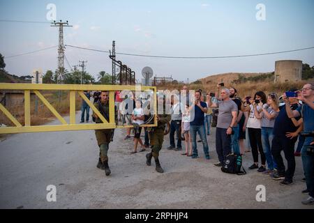191111 -- NAHARAYIM, 11 novembre 2019 Xinhua -- la gente visita l'isola della Pace in un'area conosciuta come Naharayim in ebraico e Baquora in arabo, al confine tra Giordania e Israele il 9 novembre 2019. Re Abd Allah II di Giordania il 10 novembre annunciò la risoluzione ufficiale di un accordo che affittava parte della terra della Giordania ad Israele. Nel trattato di pace del 1994 tra Israele e Giordania, la Giordania accettò di lasciare che Israele affittasse le due aree di Baqoura e Ghumar per 25 anni, ma ha il diritto di non rinnovare l'affitto della terra. Gil Eliyahu/JINI/Handout via Xinhua MIDEAST-ISRAEL-JORDAN-LAND LEASE-END PUBLICATIONxNOTxI Foto Stock