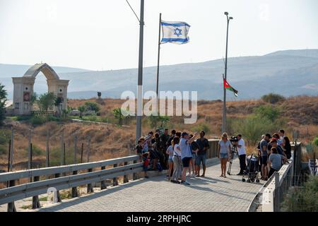 191111 -- NAHARAYIM, 11 novembre 2019 Xinhua -- la gente visita l'isola della Pace in un'area conosciuta come Naharayim in ebraico e Baquora in arabo, al confine tra Giordania e Israele il 9 novembre 2019. Re Abd Allah II di Giordania il 10 novembre annunciò la risoluzione ufficiale di un accordo che affittava parte della terra della Giordania ad Israele. Nel trattato di pace del 1994 tra Israele e Giordania, la Giordania accettò di lasciare che Israele affittasse le due aree di Baqoura e Ghumar per 25 anni, ma ha il diritto di non rinnovare l'affitto della terra. Gil Eliyahu/JINI/Handout via Xinhua MIDEAST-ISRAEL-JORDAN-LAND LEASE-END PUBLICATIONxNOTxI Foto Stock