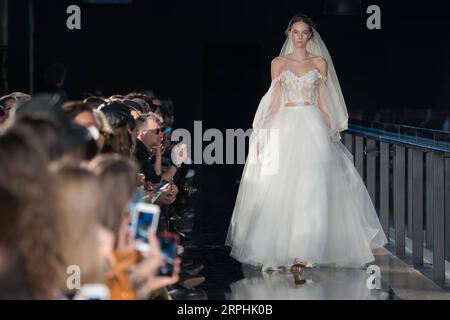 191111 -- BUDAPEST, 11 novembre 2019 -- Una modella presenta una creazione della stilista ungherese Nora Sarman alla Budapest Central European Fashion Week a Budapest, in Ungheria, 10 novembre 2019. Foto di /Xinhua UNGHERIA-BUDAPEST-SFILATA DI MODA AttilaxVolgyi PUBLICATIONxNOTxINxCHN Foto Stock