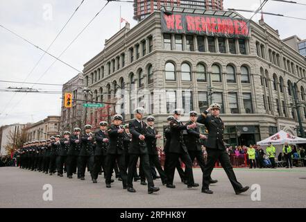 191111 -- VANCOUVER, 11 novembre 2019 Xinhua -- i soldati marciano durante la cerimonia del giorno della memoria presso la Victory Square di Vancouver, Canada, l'11 novembre 2019. Migliaia di persone hanno partecipato alla cerimonia del Remembrance Day e alla sfilata per onorare i veterani canadesi a Vancouver lunedì. Foto di Liang Sen/Xinhua CANADA-VANCOUVER-REMEMBER DAY PUBLICATIONxNOTxINxCHN Foto Stock
