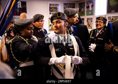 191111 -- CHICAGO, 11 novembre 2019 Xinhua -- i membri della Junior ROTC Color Guard si preparano per l'osservanza del Chicago Veterans Day a Chicago, negli Stati Uniti, l'11 novembre 2019. Foto di Joel Lerner/Xinhua U.S.-CHICAGO-VETERANS DAY PUBLICATIONxNOTxINxCHN Foto Stock