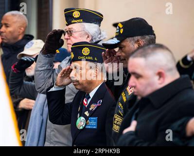 191111 -- CHICAGO, 11 novembre 2019 Xinhua -- saluto dei veterani durante il Chicago Veterans Day Objecance a Chicago, negli Stati Uniti, l'11 novembre 2019. Foto di Joel Lerner/Xinhua U.S.-CHICAGO-VETERANS DAY PUBLICATIONxNOTxINxCHN Foto Stock