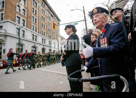 191111 -- VANCOUVER, 11 novembre 2019 Xinhua -- Un veterano osserva le truppe dell'esercito marciare lungo la strada durante la cerimonia del giorno della memoria a Victory Square a Vancouver, Canada, l'11 novembre 2019. Migliaia di persone hanno partecipato alla cerimonia del Remembrance Day e alla sfilata per onorare i veterani canadesi a Vancouver lunedì. Foto di Liang Sen/Xinhua CANADA-VANCOUVER-REMEMBER DAY PUBLICATIONxNOTxINxCHN Foto Stock