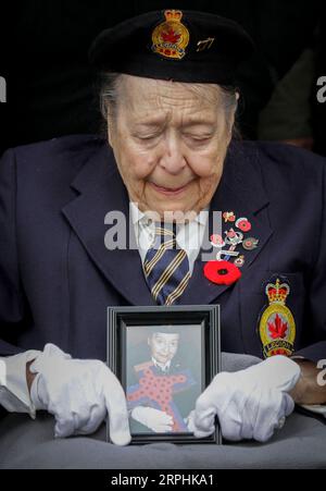 191111 -- VANCOUVER, 11 novembre 2019 Xinhua -- Un veterano mostra una foto durante la cerimonia del giorno della memoria presso la Victory Square di Vancouver, Canada, l'11 novembre 2019. Migliaia di persone hanno partecipato alla cerimonia del Remembrance Day e alla sfilata per onorare i veterani canadesi a Vancouver lunedì. Foto di Liang Sen/Xinhua CANADA-VANCOUVER-REMEMBER DAY PUBLICATIONxNOTxINxCHN Foto Stock