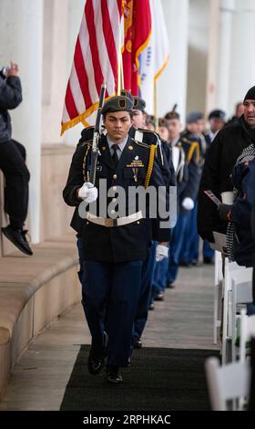 191111 -- CHICAGO, 11 novembre 2019 Xinhua -- i membri della Junior ROTC Color Guard sono visti durante il Chicago Veterans Day Objecance a Chicago, negli Stati Uniti, l'11 novembre 2019. Foto di Joel Lerner/Xinhua U.S.-CHICAGO-VETERANS DAY PUBLICATIONxNOTxINxCHN Foto Stock