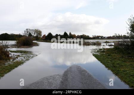 191112 -- DONCASTER, 12 novembre 2019 Xinhua -- foto scattata l'11 novembre 2019 mostra una strada allagata che conduce al villaggio di Fishlake a Doncaster, in Gran Bretagna. Il governo britannico ha attivato sabato un piano di emergenza per aiutare le autorità locali ad affrontare le inondazioni in alcune parti dell'Inghilterra dopo piogge estremamente pesanti. Xinhua BRITAIN-DONCASTER-FLOOD PUBLICATIONxNOTxINxCHN Foto Stock