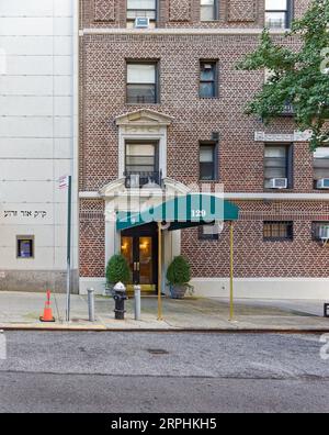 Upper East Side: Emery Roth ha progettato un edificio di appartamenti di media altezza 129 East 82nd Street; è stato costruito nel 1916 ed è ora una cooperativa. Foto Stock