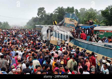 Bilder des Jahres 2019, News 11 novembre News Themen der Woche KW46 191112 -- DACCA, 12 novembre 2019 Xinhua -- le persone si riuniscono nel luogo dell'incidente nel distretto di Brahmanbaria in Bangladesh, 12 novembre 2019. Le autorità hanno detto che la negligenza ha causato una collisione frontale tra due treni che ha ucciso 16 persone all'inizio di martedì in Bangladesh. L'incidente mortale ha innescato i collegamenti ferroviari della capitale bengalese Dhaka con la città portuale sudorientale di Chattogram e la città nord-orientale di Sylhet. I treni, pieni di persone molte delle quali dormivano, si scontrarono mentre attraversavano la stazione di Mondobagh nel distretto di Brahmanbaria, 109 km a nord Foto Stock