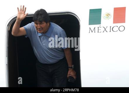 Bilder des Jahres 2019, News 11 novembre News Themen der Woche KW46 News Bilder des Tages 191112 -- CITTÀ DEL MESSICO, 12 novembre 2019 -- Evo Morales onda al suo arrivo all'aeroporto di città del Messico, capitale del Messico, il 12 novembre 2019. Evo Morales, che aveva ricevuto asilo politico dal governo messicano dopo aver annunciato le sue dimissioni da presidente boliviano, è arrivato a città del Messico martedì. MESSICO-CITTÀ DEL MESSICO-EVO MORALES-ARRIVAL DAVIDXDEXLAXPAZ PUBLICATIONXNOTXINXCHN Foto Stock