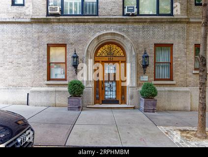 Upper East Side: Emery Roth ha progettato il Tacoma, un edificio di media altezza al 151 East 80th Street, all'angolo di Lexington Avenue. Foto Stock