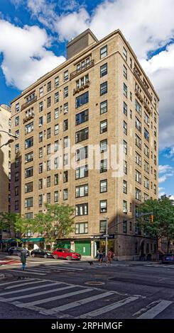 Upper East Side: Emery Roth ha progettato il Tacoma, un edificio di media altezza al 151 East 80th Street, all'angolo di Lexington Avenue. Foto Stock