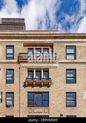 Upper East Side: Emery Roth ha progettato il Tacoma, un edificio di media altezza al 151 East 80th Street, all'angolo di Lexington Avenue. Foto Stock