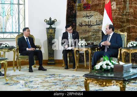 191113 -- CAIRO, 13 novembre 2019 -- Wang Yang, presidente del Comitato Nazionale della Conferenza consultiva politica del popolo cinese CPPCC, incontra il presidente egiziano Abdel-Fattah al-Sisi in Egitto, 11 novembre 2019. Invitato dal presidente Ali Abdel-AAL del Parlamento egiziano, Wang ha effettuato una visita ufficiale in Egitto dal 10 al 13 novembre. EGYPT-CHINA-WANG YANG-VISIT YanxYan PUBLICATIONxNOTxINxCHN Foto Stock