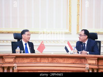 191113 -- CAIRO, 13 novembre 2019 -- Wang Yang, presidente del Comitato Nazionale della Conferenza consultiva politica del popolo cinese CPPCC, incontra il primo ministro egiziano Mostafa Madbouly in Egitto, 11 novembre 2019. Invitato dal presidente Ali Abdel-AAL del Parlamento egiziano, Wang ha effettuato una visita ufficiale in Egitto dal 10 al 13 novembre. EGYPT-CHINA-WANG YANG-VISIT YanxYan PUBLICATIONxNOTxINxCHN Foto Stock