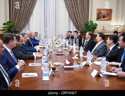 191113 -- CAIRO, 13 novembre 2019 -- Wang Yang, presidente del Comitato Nazionale della Conferenza consultiva politica del popolo cinese CPPCC, tiene colloqui con il presidente del Parlamento egiziano Ali Abdel-AAL in Egitto, 10 novembre 2019. Invitato dal presidente Ali Abdel-AAL del Parlamento egiziano, Wang ha effettuato una visita ufficiale in Egitto dal 10 al 13 novembre. EGYPT-CHINA-WANG YANG-VISIT YanxYan PUBLICATIONxNOTxINxCHN Foto Stock