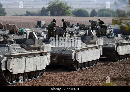 News Themen der Woche KW46 News Bilder des Tages 191113 -- ASHKELON, 13 novembre 2019 Xinhua -- soldati israeliani sono in cima ai loro portaerei armati schierati al confine di Gaza vicino alla città di Ashkelon, a sud di Israele, il 13 novembre 2019. L'esercito israeliano ha schierato l'artiglieria nei pressi del confine della Striscia di Gaza mercoledì mattina, nel secondo giorno di crescente tensione tra il paese e il gruppo palestinese della Jihad islamica. JINI via Xinhua MIDEAST-ISRAEL-GAZA-CONFLICT PUBLICATIONxNOTxINxCHN Foto Stock