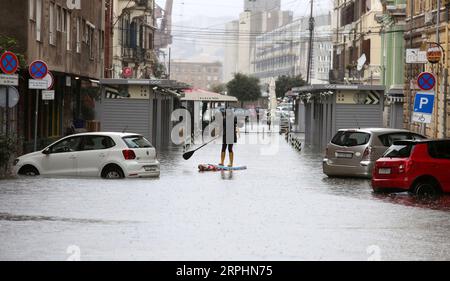 Bilder des Jahres 2019, News 11 novembre News Themen der Woche KW46 News Bilder des Tages 191113 -- FIUME CROAZIA, 13 novembre 2019 Xinhua -- Una donna cavalca su una tavola da surf attraverso una strada allagata a fiume, Croazia, 13 novembre 2019. Questa settimana, venti e tempeste hanno colpito la costa dalmata croata, causando inondazioni e danni alle proprietà. Goran Kovacic/Pixsell via Xinhua CROAZIA-COSTA DALMATA-TEMPESTA PUBLICATIONxNOTxINxCHN Foto Stock