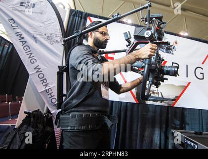 191113 -- TORONTO, 13 novembre 2019 -- Un uomo fa un test di un DJI Ronin 2 Pro Combo con sistema di gilet Ready Rig Gimbal Stabilizer durante l'Expo profusion 2019 a Toronto, Canada, 13 novembre 2019. In quanto la più grande esposizione professionale di video e foto in Canada, l'evento annuale di due giorni è iniziato qui mercoledì. Foto di /Xinhua CANADA-TORONTO-PROFUSION EXPO ZouxZheng PUBLICATIONxNOTxINxCHN Foto Stock