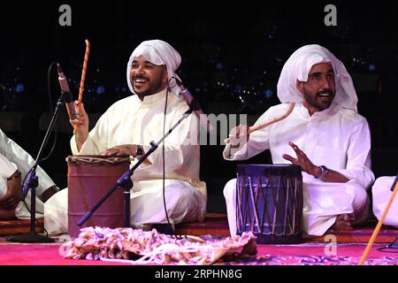 191113 -- KUWAIT CITY, 13 novembre 2019 Xinhua -- gli artisti si esibiscono in uno spettacolo musicale a Kuwait City, Kuwait, il 13 novembre 2019. Il Kuwait ha tenuto mercoledì uno spettacolo musicale in stile africano a Kuwait City. Lo spettacolo di un giorno è stato organizzato dall'NCCAL del Consiglio Nazionale per la Cultura, le Arti e le lettere del Kuwait ed eseguito da una band musicale locale. Foto di Ghazy Qaffaf/Xinhua KUWAIT-KUWAIT CITTÀ-SPETTACOLO CULTURALE PUBLICATIONxNOTxINxCHN Foto Stock