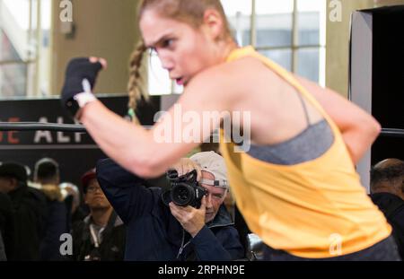 191113 -- TORONTO, 13 novembre 2019 -- Un uomo fa riprese di prova di fotografia sportiva durante la Profusion Expo 2019 a Toronto, Canada, 13 novembre 2019. In quanto la più grande esposizione professionale di video e foto in Canada, l'evento annuale di due giorni è iniziato qui mercoledì. Foto di /Xinhua CANADA-TORONTO-PROFUSION EXPO ZouxZheng PUBLICATIONxNOTxINxCHN Foto Stock