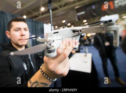 191113 -- TORONTO, 13 novembre 2019 -- Un uomo mostra un DJI Mavic Mini ultraleggero drone con un peso di 249 g durante l'Expo profusion del 2019 a Toronto, Canada, 13 novembre 2019. In quanto la più grande esposizione professionale di video e foto in Canada, l'evento annuale di due giorni è iniziato qui mercoledì. Foto di /Xinhua CANADA-TORONTO-PROFUSION EXPO ZouxZheng PUBLICATIONxNOTxINxCHN Foto Stock