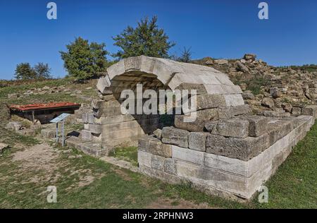 Resti di Arch Bridge: Uno sguardo al passato di Apollonia Foto Stock