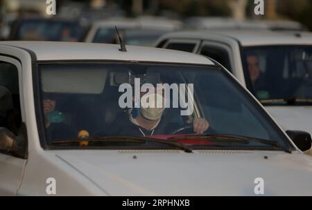 191115 -- TEHERAN, 15 novembre 2019 -- Un uomo che indossa una maschera guida la sua auto a Teheran, Iran, il 14 novembre 2019. Mercoledì le autorità iraniane hanno chiuso asili e scuole primarie per un grave inquinamento atmosferico nella capitale iraniana Teheran, ha riportato il sito di notizie di Eghtesad Online. Foto di /Xinhua IRAN-TEHERAN-INQUINAMENTO ATMOSFERICO AhmadxHalabisaz PUBLICATIONxNOTxINxCHN Foto Stock