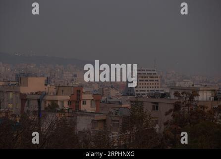 191115 -- TEHERAN, 15 novembre 2019 -- gli edifici sono avvolti nello smog a Teheran, Iran, il 14 novembre 2019. Mercoledì le autorità iraniane hanno chiuso asili e scuole primarie per un grave inquinamento atmosferico nella capitale iraniana Teheran, ha riportato il sito di notizie di Eghtesad Online. Foto di /Xinhua IRAN-TEHERAN-INQUINAMENTO ATMOSFERICO AhmadxHalabisaz PUBLICATIONxNOTxINxCHN Foto Stock