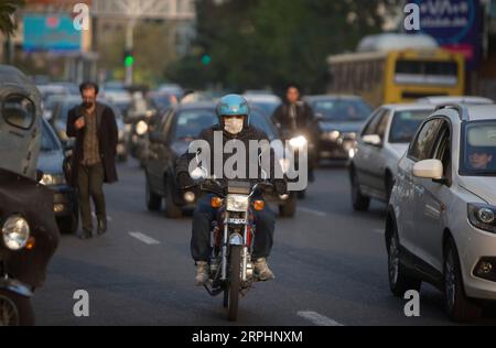 191115 -- TEHERAN, 15 novembre 2019 -- Un uomo che indossa una maschera guida la sua moto a Teheran, Iran, il 14 novembre 2019. Mercoledì le autorità iraniane hanno chiuso asili e scuole primarie per un grave inquinamento atmosferico nella capitale iraniana Teheran, ha riportato il sito di notizie di Eghtesad Online. Foto di /Xinhua IRAN-TEHERAN-INQUINAMENTO ATMOSFERICO AhmadxHalabisaz PUBLICATIONxNOTxINxCHN Foto Stock