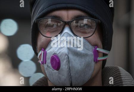 191115 -- TEHERAN, 15 novembre 2019 -- Un uomo che indossa una maschera aspetta in una stazione degli autobus a Teheran, Iran, il 14 novembre 2019. Mercoledì le autorità iraniane hanno chiuso asili e scuole primarie per un grave inquinamento atmosferico nella capitale iraniana Teheran, ha riportato il sito di notizie di Eghtesad Online. Foto di /Xinhua IRAN-TEHERAN-INQUINAMENTO ATMOSFERICO AhmadxHalabisaz PUBLICATIONxNOTxINxCHN Foto Stock