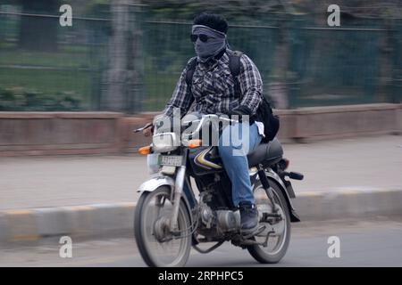 191115 -- LAHORE PAKISTAN, 15 novembre 2019 -- Un uomo con il volto coperto cavalca una moto in mezzo allo smog pesante a Lahore, Pakistan orientale, il 15 novembre 2019. La qualità dell'aria a Lahore e nei distretti adiacenti venerdì ha superato un livello pericoloso, costringendo il governo locale a chiudere tutte le scuole pubbliche e private per due giorni, secondo una notifica emessa dal Dipartimento di istruzione scolastica del Punjab. Foto di /Xinhua PAKISTAN-LAHORE-INQUINAMENTO ATMOSFERICO Sajjad PUBLICATIONxNOTxINxCHN Foto Stock